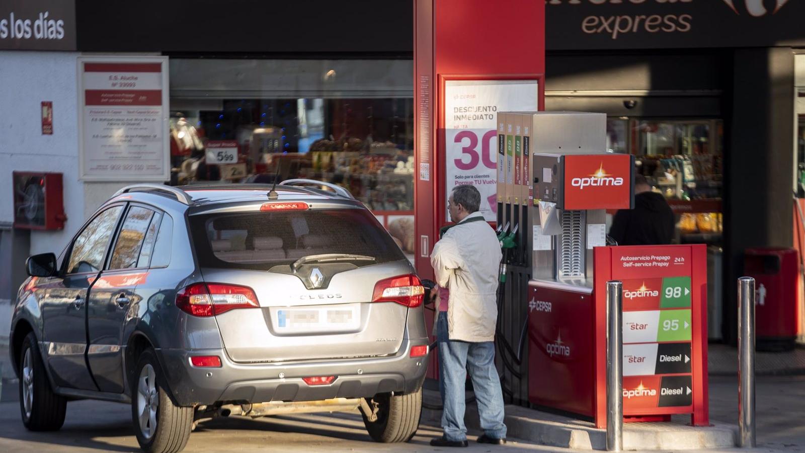 La gasolina cae un 1,57% y el diésel baja por novena semana seguida