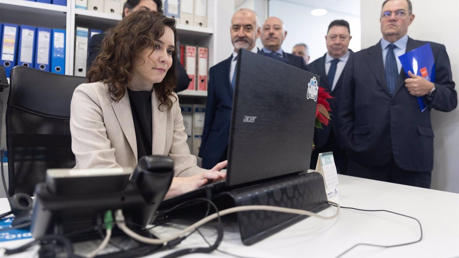 Díaz Ayuso promete al sector del taxi un nuevo reglamento "sin presiones de ningún lobby"