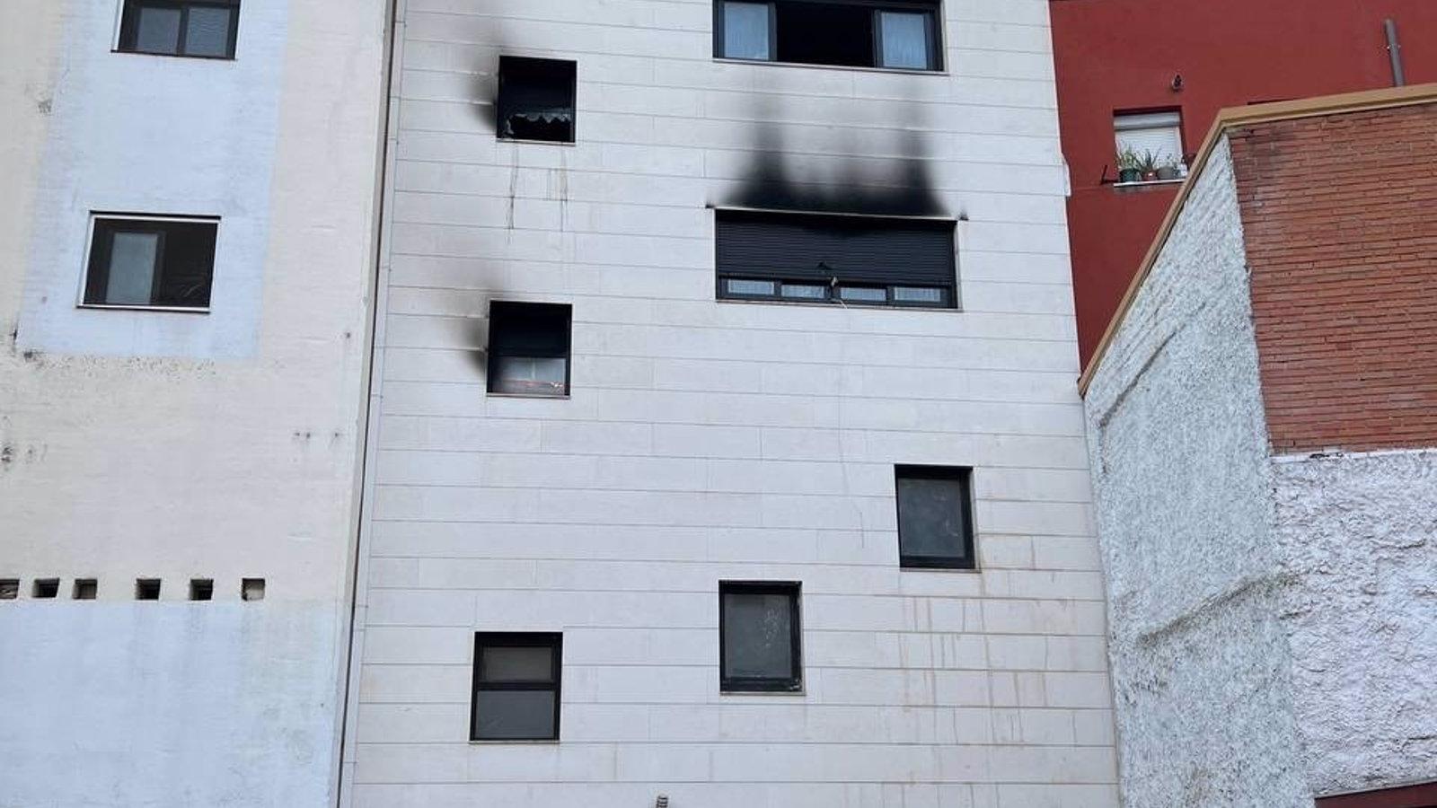 Un equipo de Sareb revisa el edificio incendiado en Villalba, que ha quedado 'muy dañado' por el fuego
