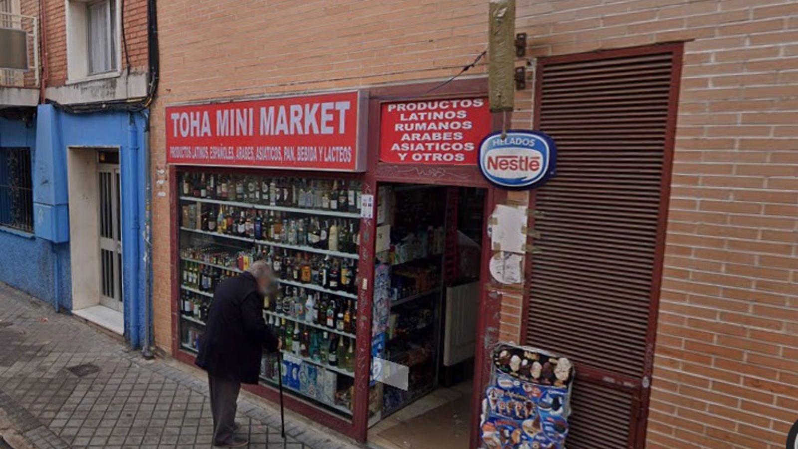 Inmovilizan 300 productos alimenticios caducados y mal etiquetados en una tienda de Fuencarral