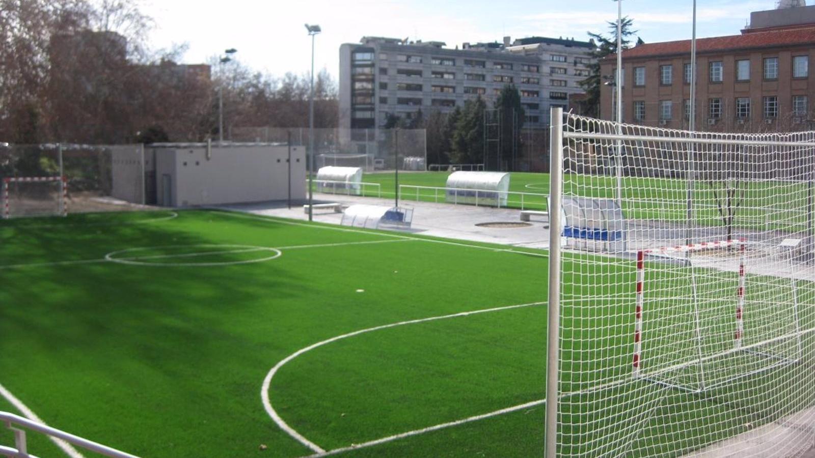 Dos jugadoras salvan la vida a un árbitro que sufrió una parada cardiaca en un partido de fútbol en Madrid