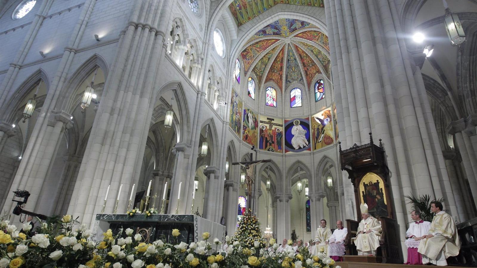 Las campanas de la catedral de la Almudena tocan a difunto por la muerte de Benedicto XVI