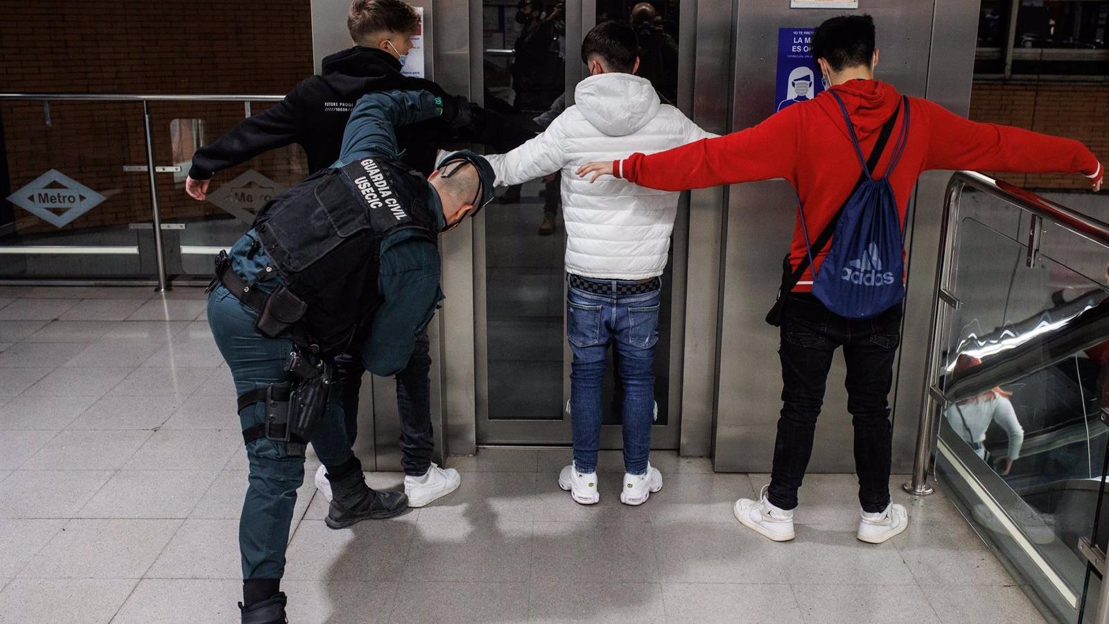 Casi 300 detenidos y 2.000 armas blancas incautadas en el refuerzo policial contra las bandas violentas y el consumo de drogas