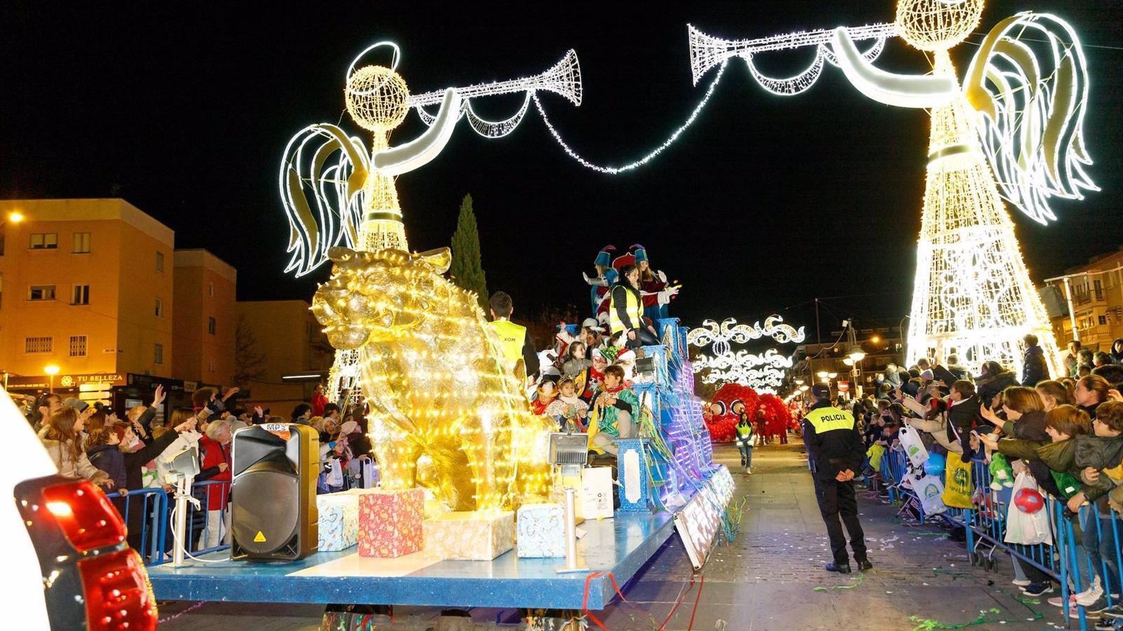 Los Reyes Magos recorrieron Majadahonda y repartieron toneladas de ilusión y 3.500 kilos de caramelos