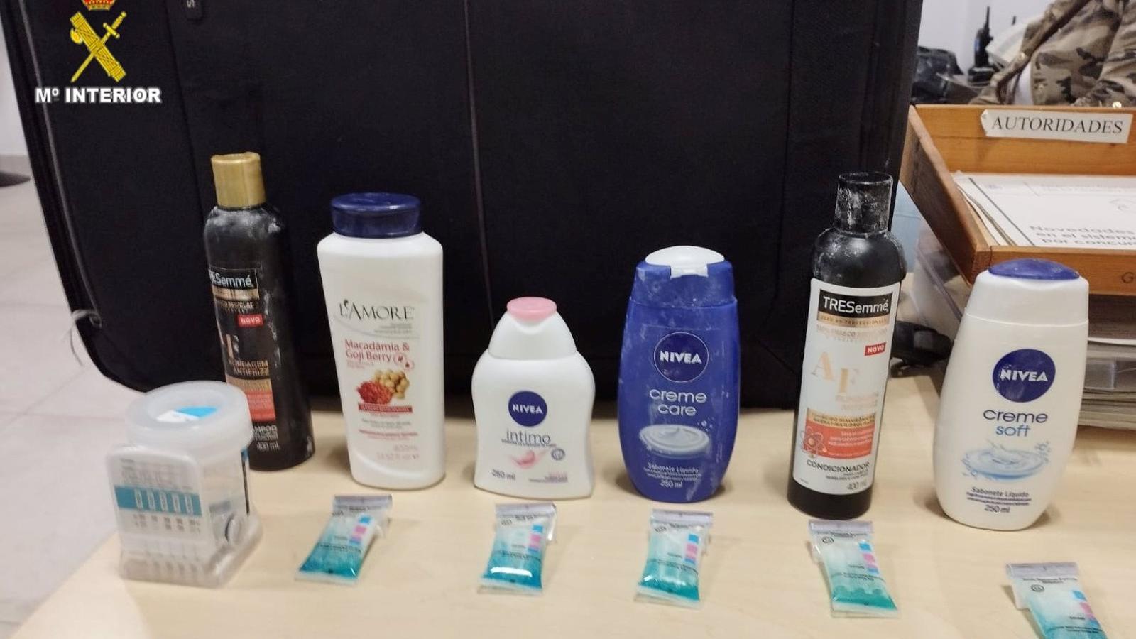 Detenidas dos mujeres por llevar cuatro kilos y medio de cocaína diluida en once botes de cosméticos