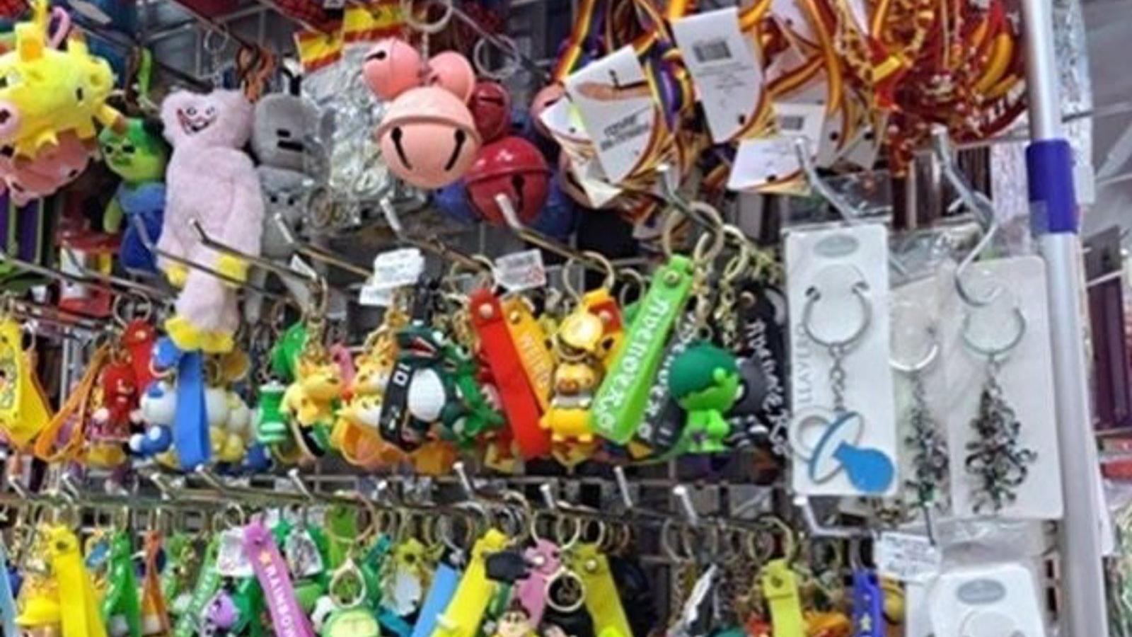 Más de 3.800 juguetes y 2.200 artículos pirotécnicos ilegales requisados en varios locales de cuatro distritos