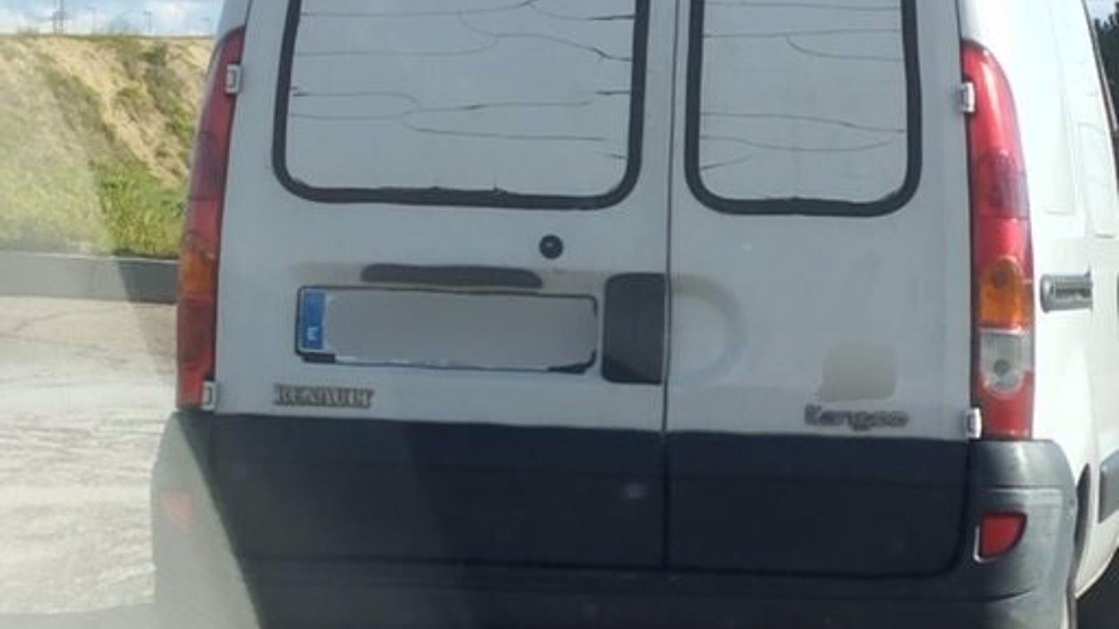 Piden colaboración ciudadana hallar una furgoneta que arrolló a una menor en Alcorcón y se dio a la fuga