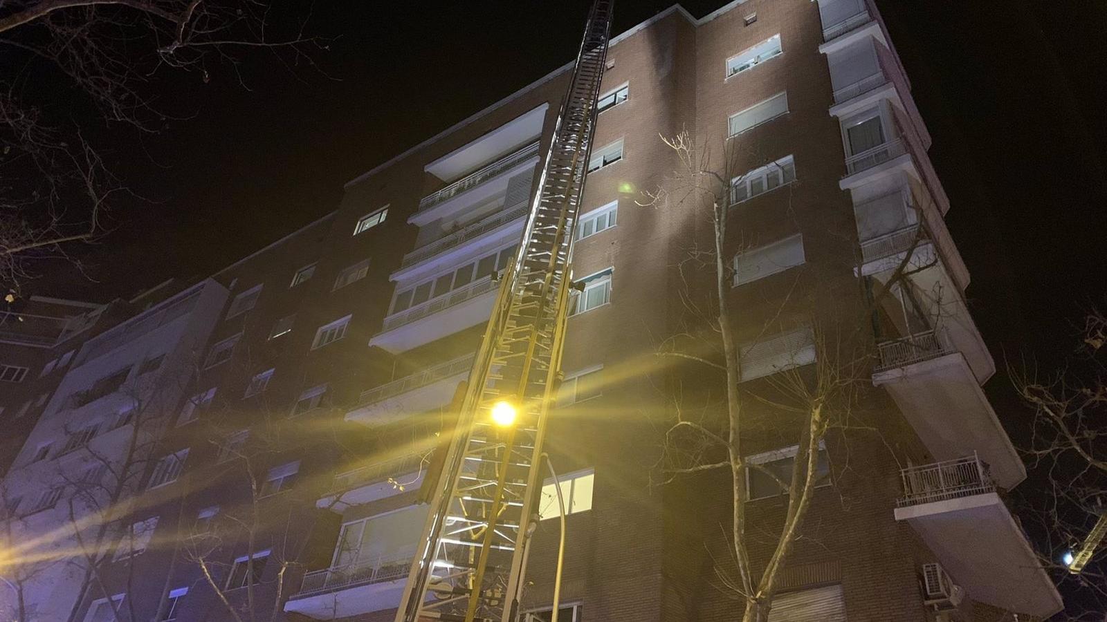 Extinguido un fuego en un edificio de viviendas en la calle Santiago Bernabéu, Madrid