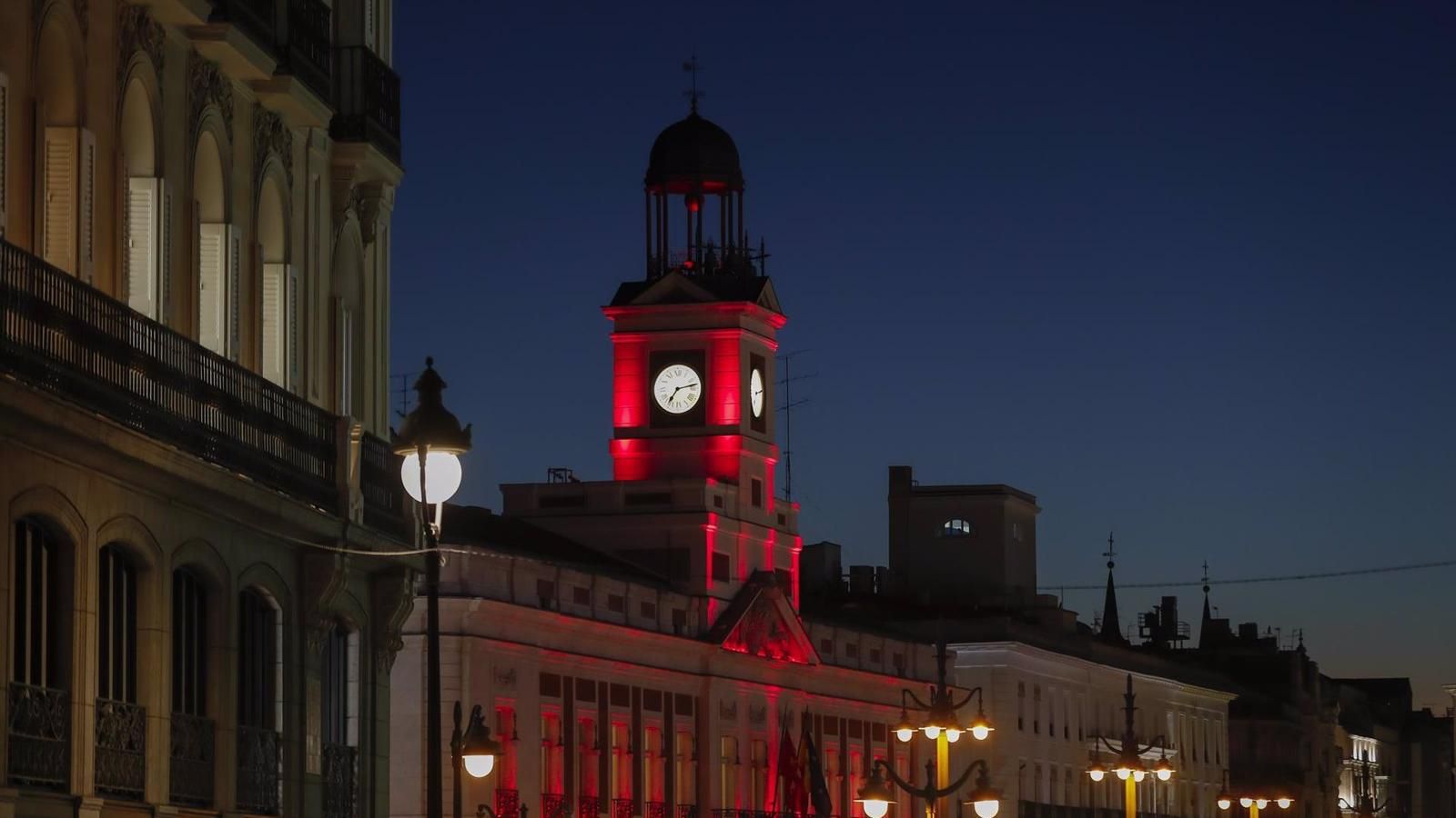 Se ilumina de rojo la fachada de la Real Casa de Correos para dar la bienvenida al Año Nuevo Chino