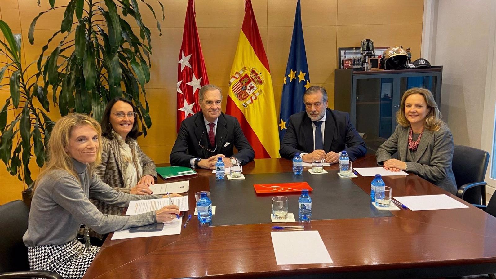 El Gobierno regional ofrece diálogo y colaboración a los colegios profesionales de Madrid
