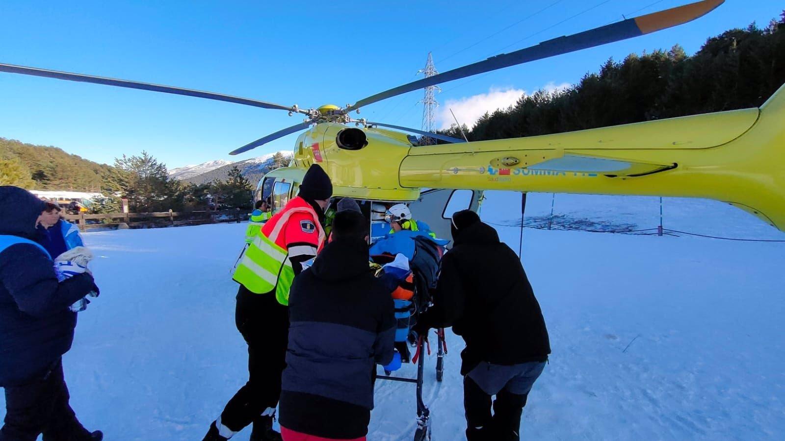  Trasladada en helicóptero a La Paz una joven de 13 años tras romperse la mandíbula con un trineo en Rascafría