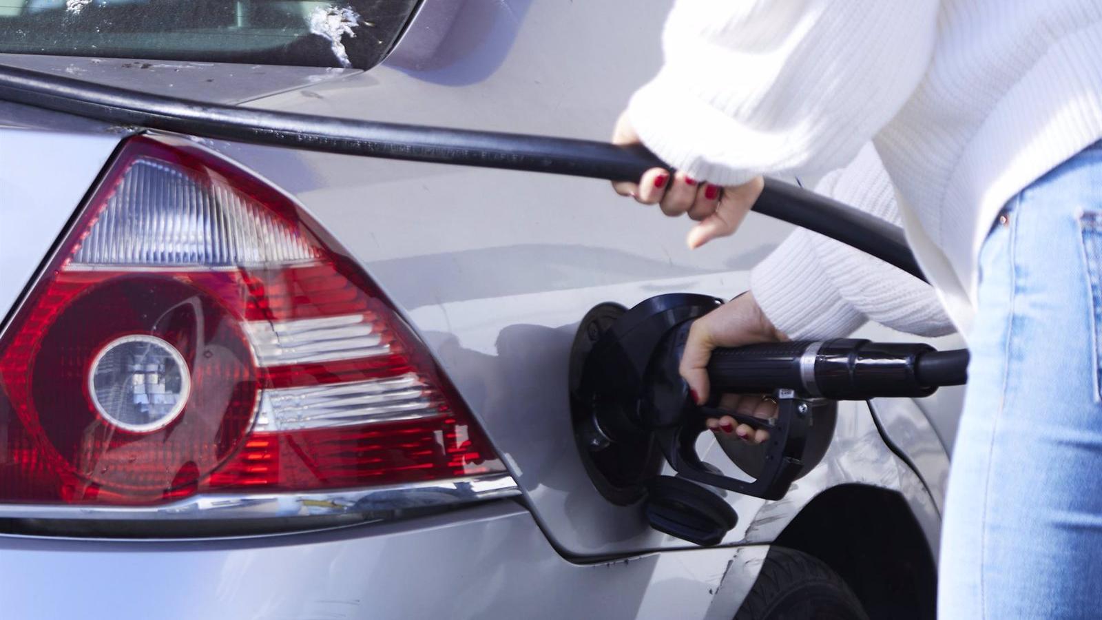 El precio de la gasolina sube un 1,5% y el del diésel cerca de un 1% en la última semana