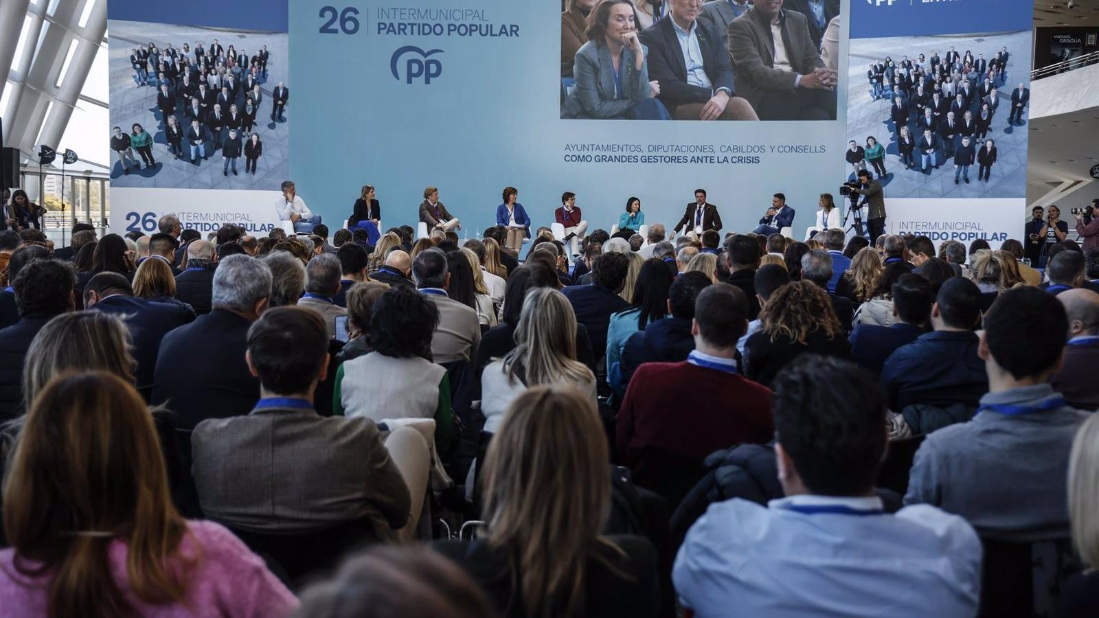 Los alcaldes del PP llaman a "teñir de azul" España frente a un Gobierno que es "parte del problema y no la solución"