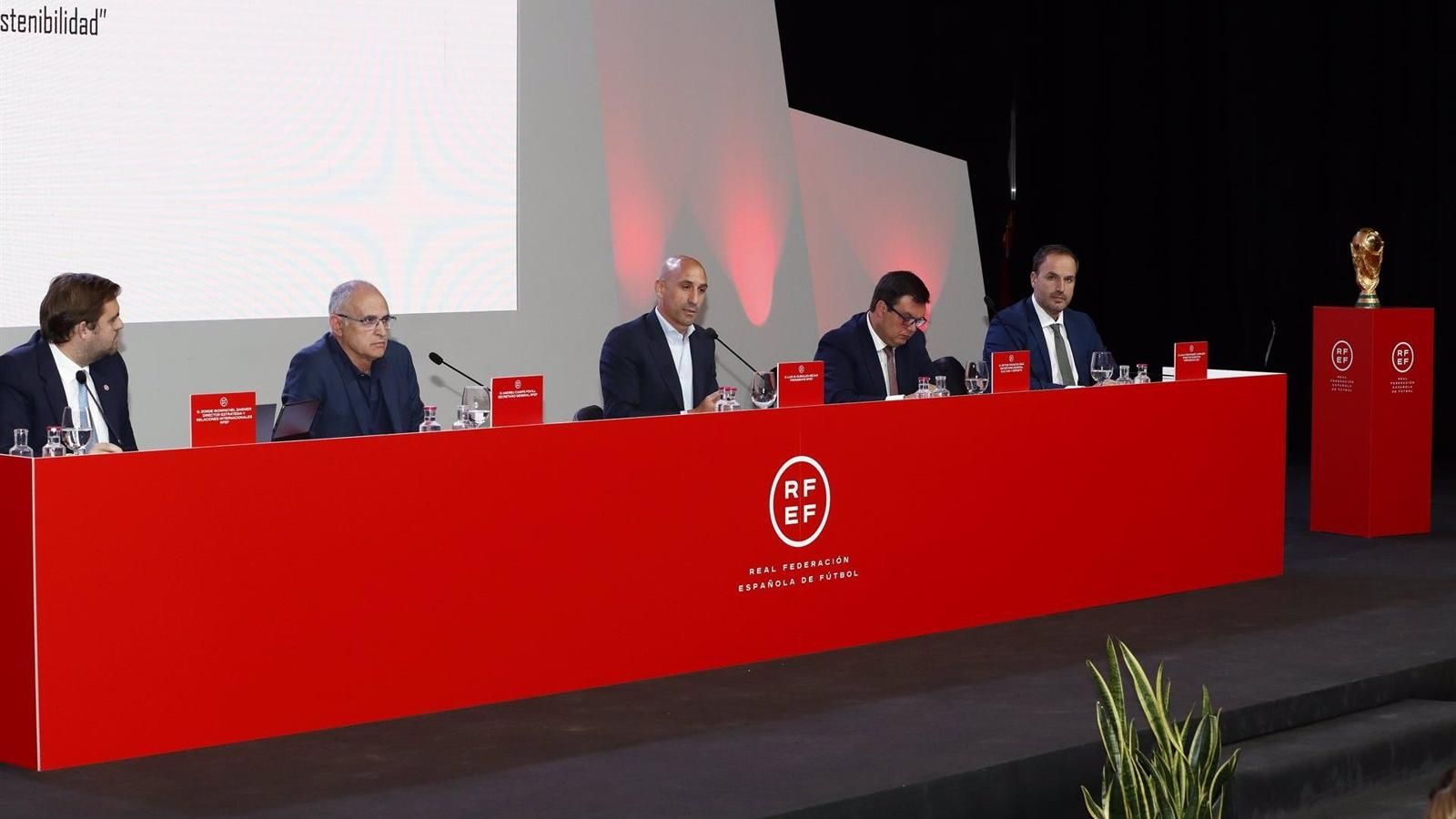  Rubiales persigue &quot;perfeccionar&quot; la candidatura al Mundial 2030
