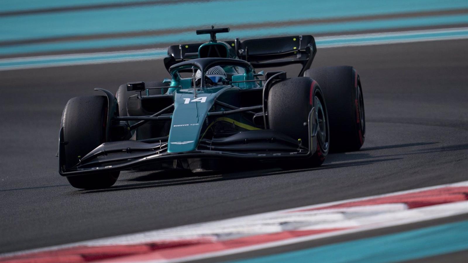 Alonso se sube al Aston Martin de 2022 en los test Pirelli de Jerez