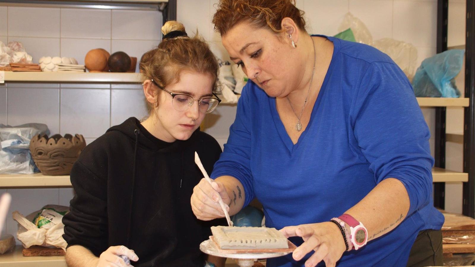El Hospital de Torrejón pone en marcha talleres de cerámica como terapia para pacientes del servicio de Salud Mental