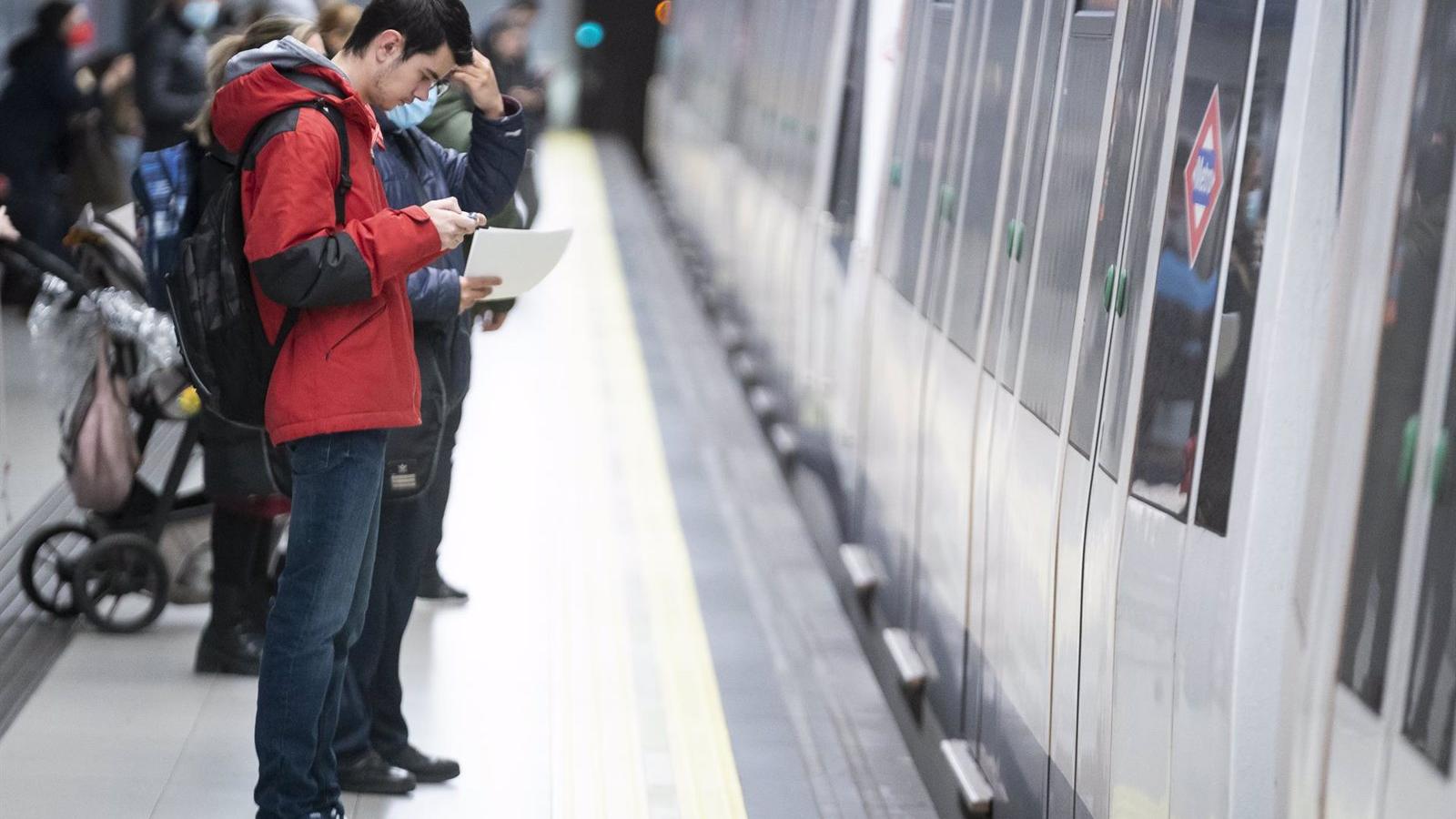 Los usuarios de Metro suben un 29,2% en 2022 y los pasajeros en la EMT crecen un 25,8%