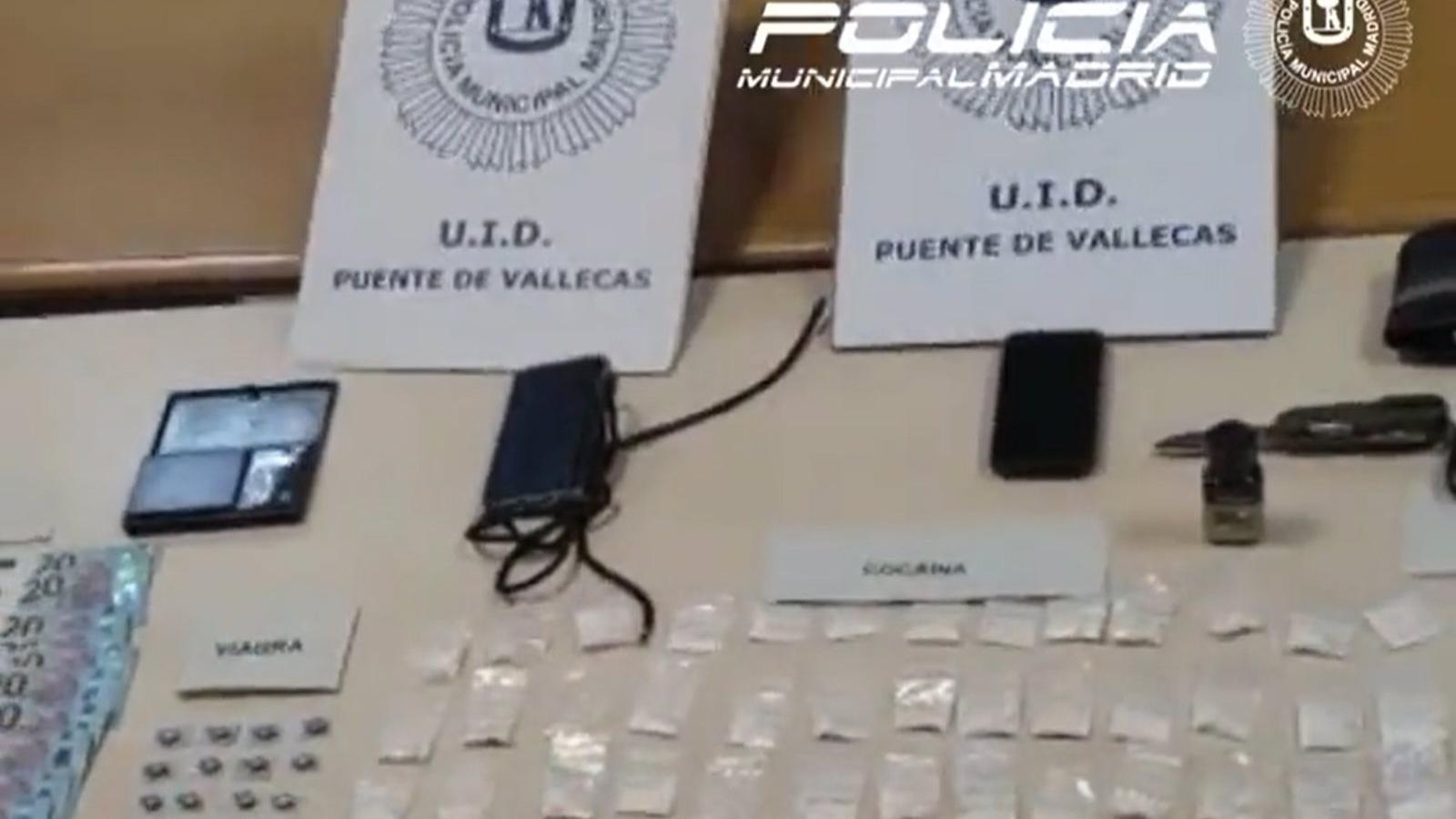Detienen a un taxista en Puente de Vallecas que portaba cocaína, éxtasis, 1.380 euros y una balanza de precisión