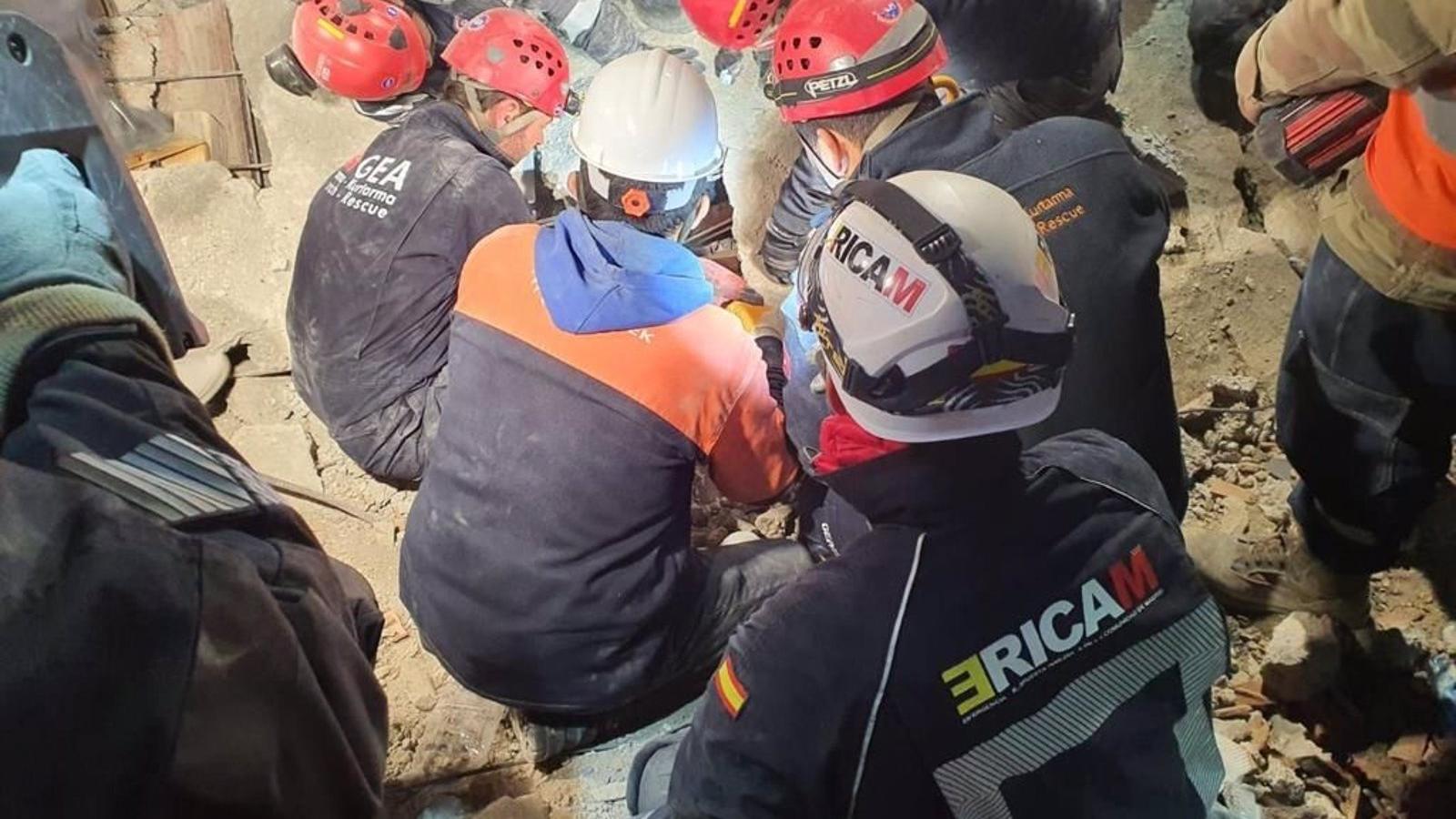 Bomberos de Madrid rescatan a una mujer atrapada entre escombros desde hace seis días tras el terremoto en Turquía