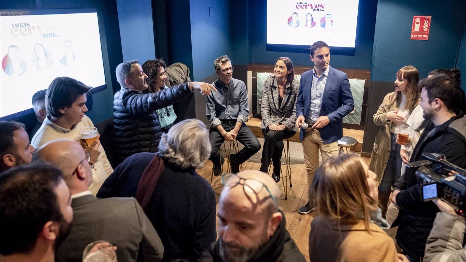 Lobato y Reyes Maroto (PSOE) toman 'unas cerves con' los jóvenes para hacerles "la vida más fácil"
