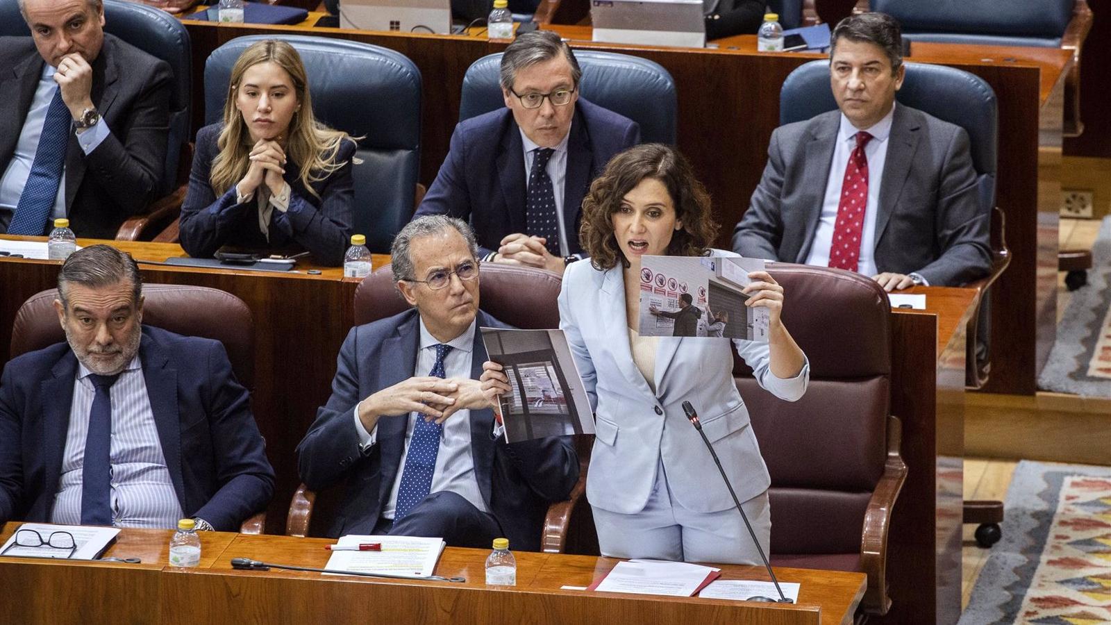Díaz Ayuso defiende la prohibición de las pancartas y firmas en los centros de salud: "No pueden secuestrar los espacios de todos"