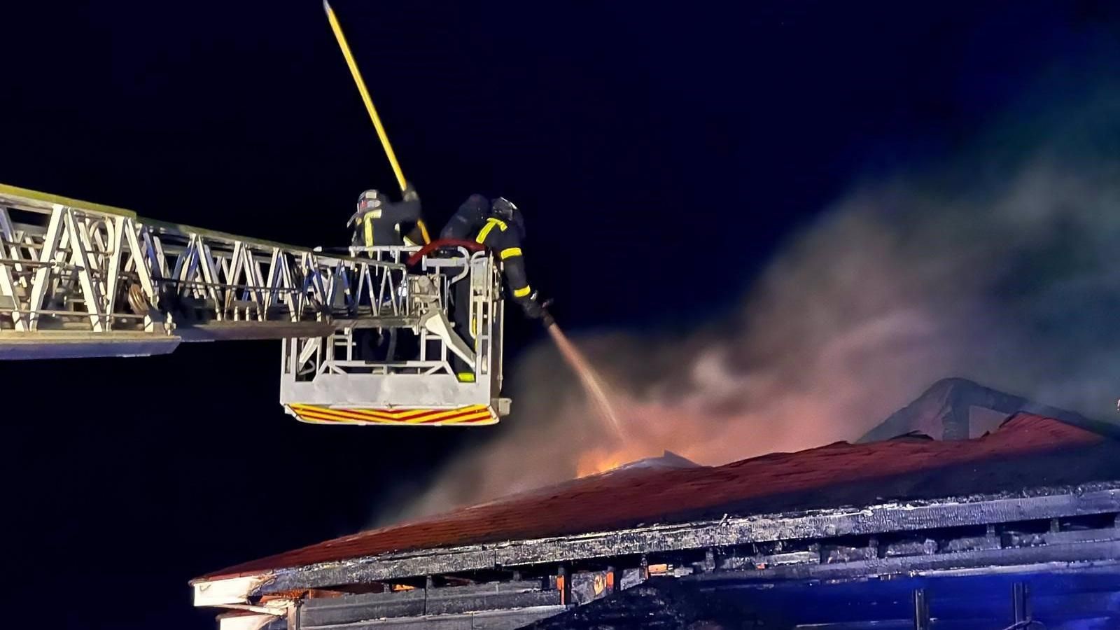  Bomberos extinguen un fuego
 causado por una estufa en una vivienda de madera en Colmenar de Oreja