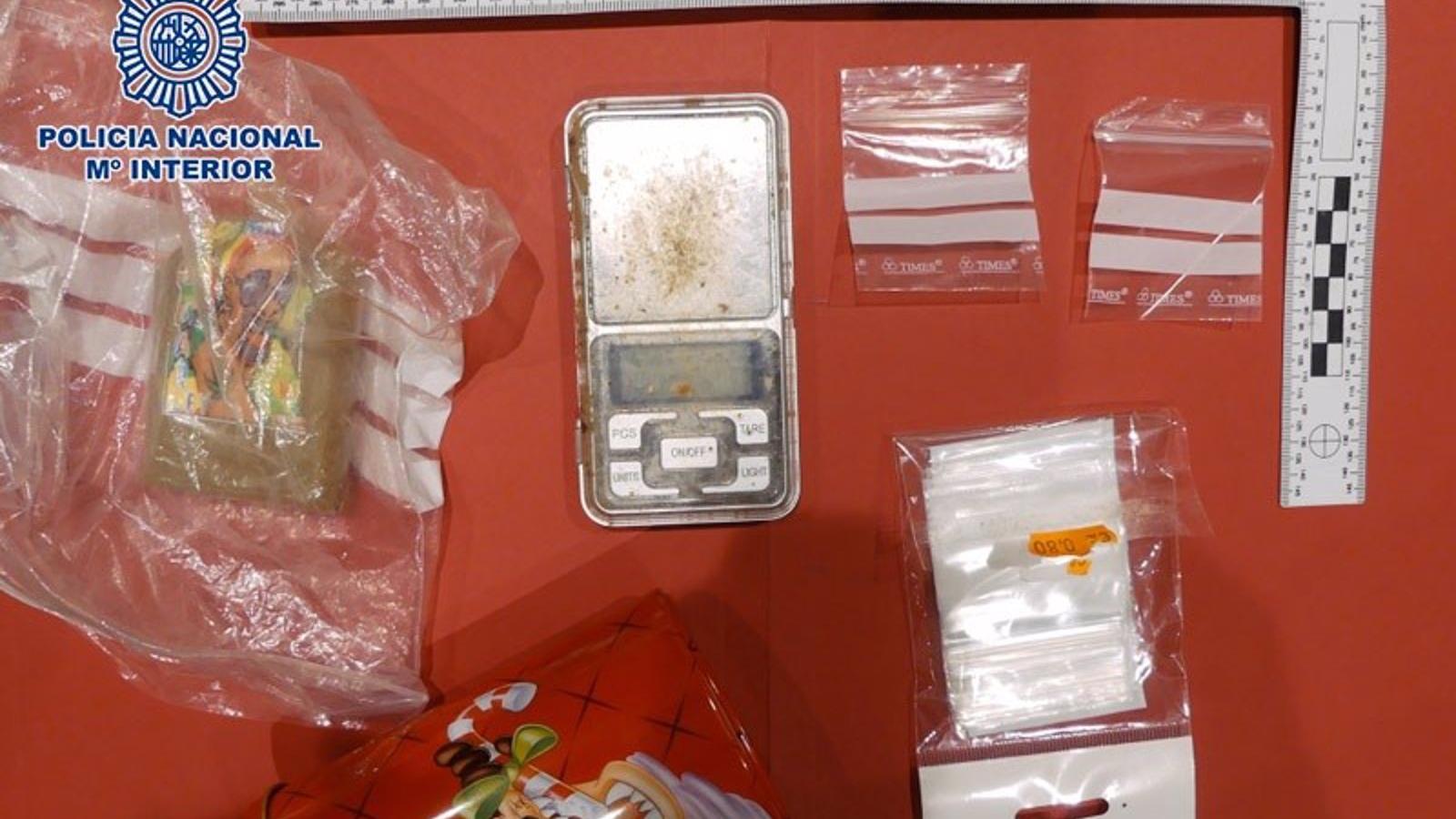 Detenido un joven en Alcorcón acusado de vender hachís a través de la ventana de su casa