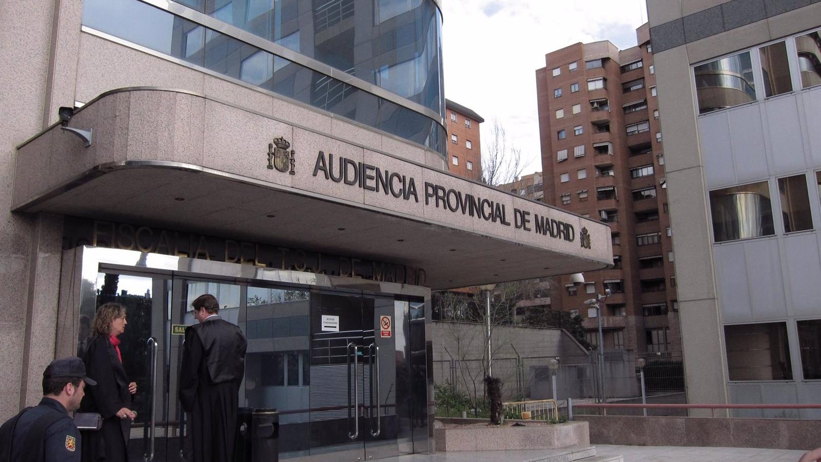 Piden dos años de cárcel para una funcionaria que se quedaba con el dinero de las renovaciones del DNI