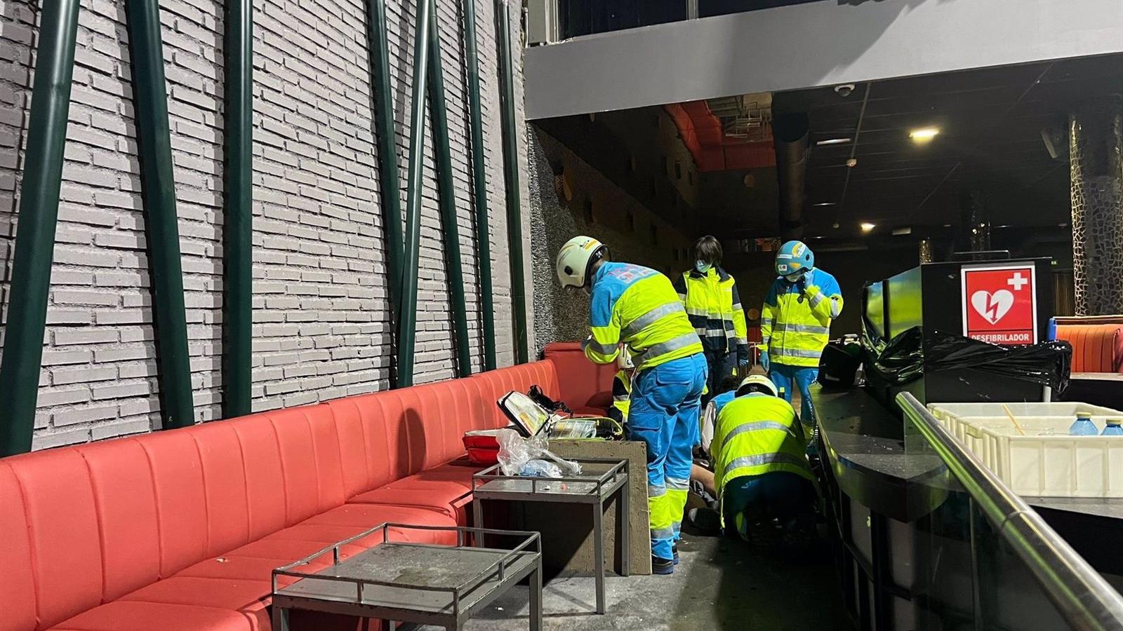 Herido grave un trabajador tras caer desde cinco metros del techo de un local en la calle Toledo de Madrid