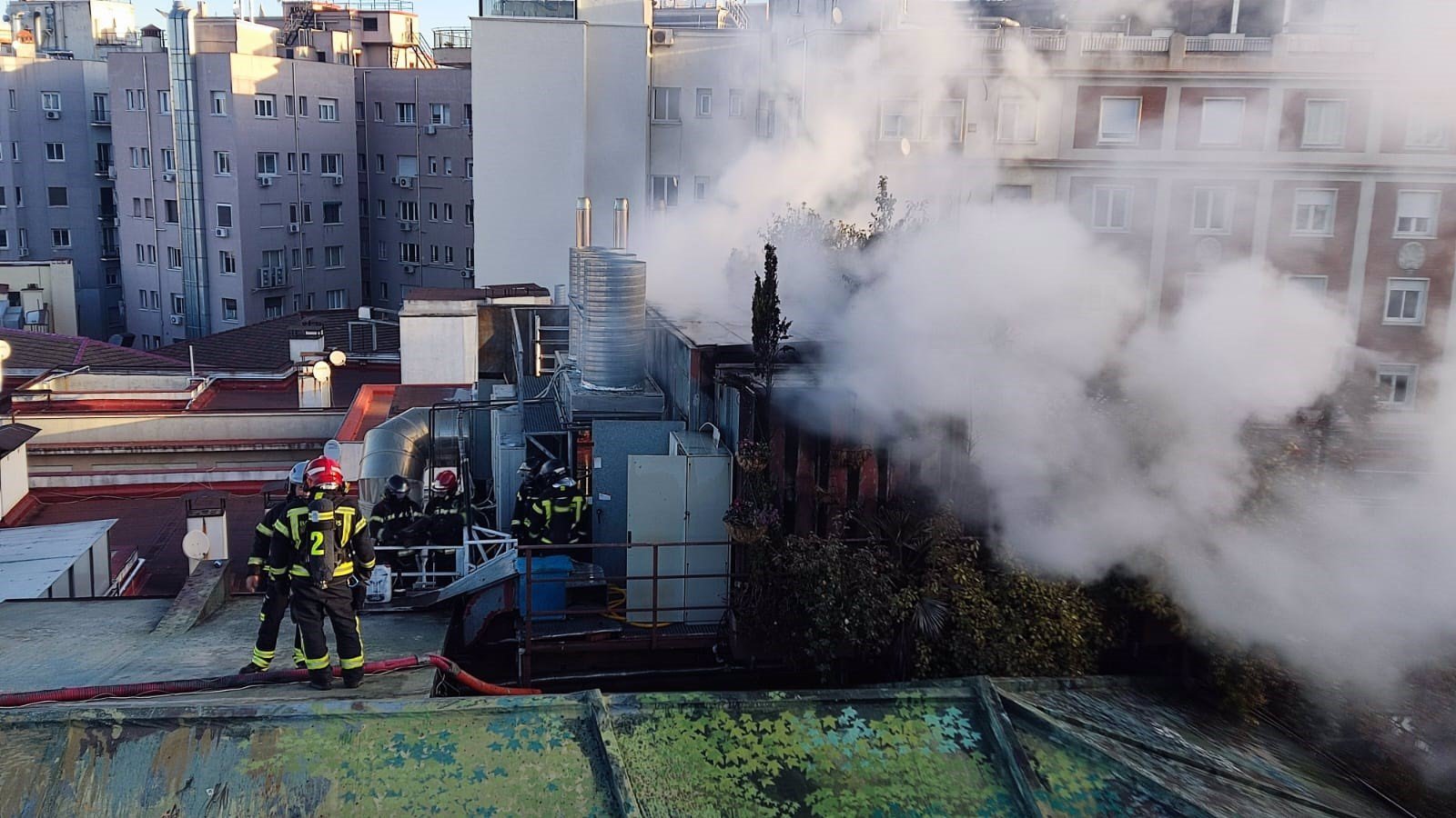Incendio sin heridos en la azotea de un hotel de Gran Vía