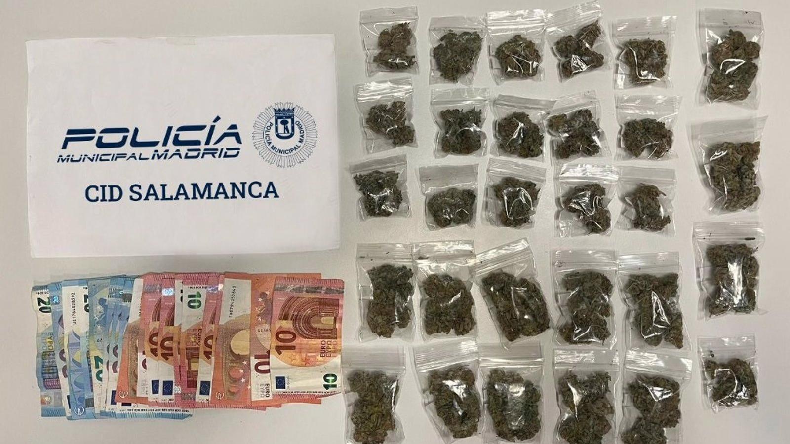  Detenido en el distrito de Salamanca con 28 bolsas de marihuana ocultas en la manga de la cazadora