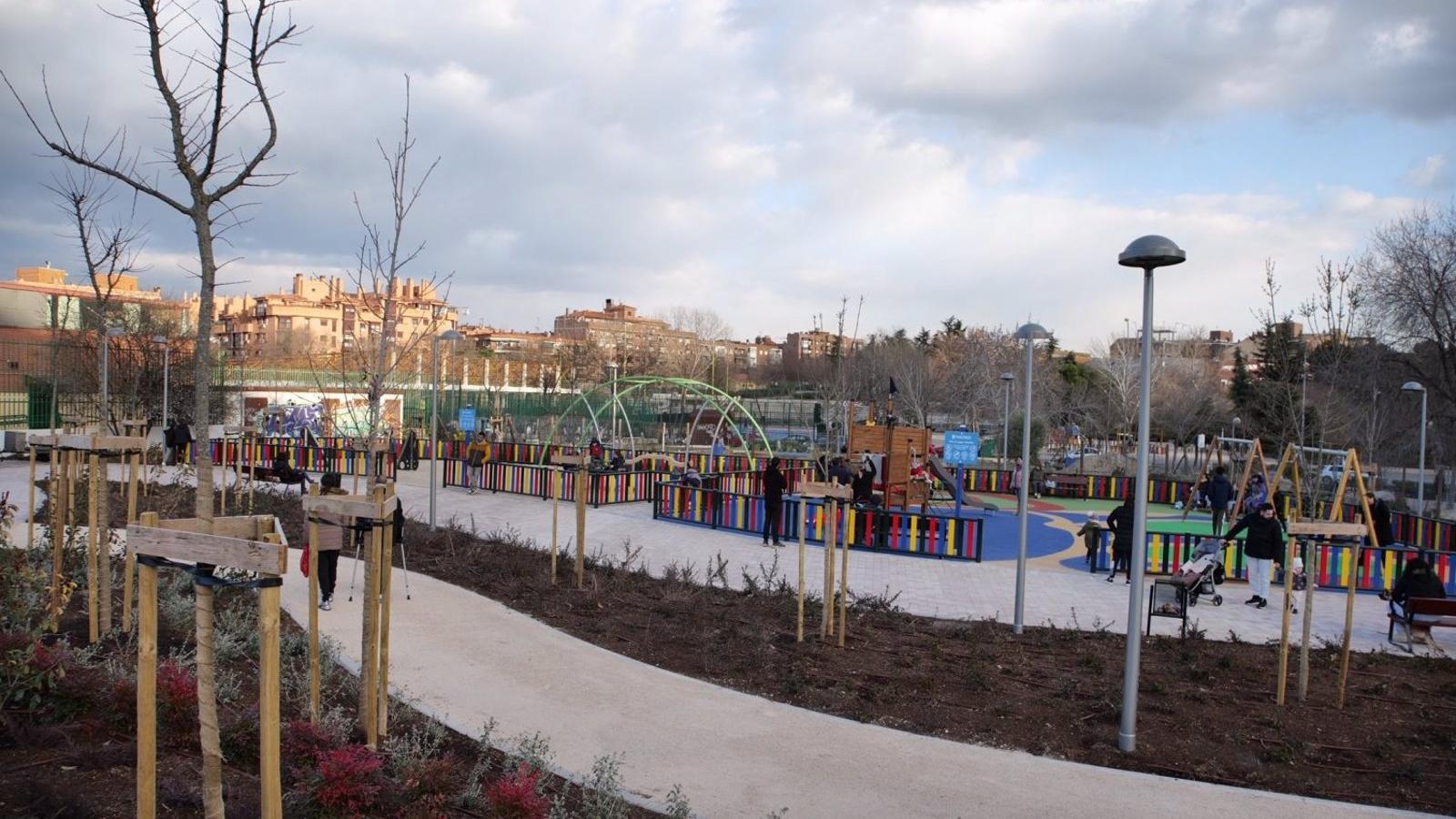 El entorno del CEIP El Quijote, en Villa de Vallecas, incorpora nuevas zonas verdes y de juegos infantiles