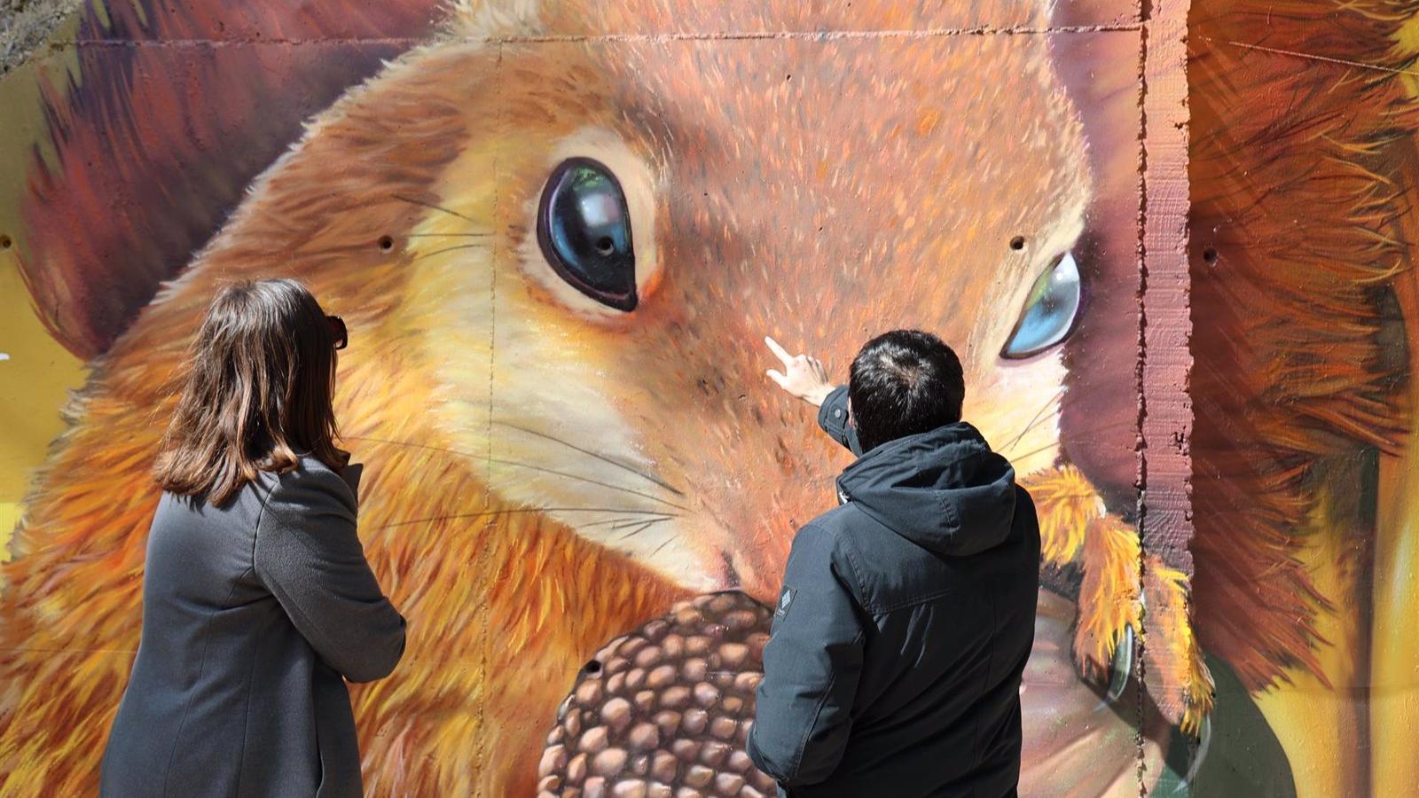 Arroyomolinos luce dos nuevos grafitis tras el taller impulsado como alternativa de ocio saludable