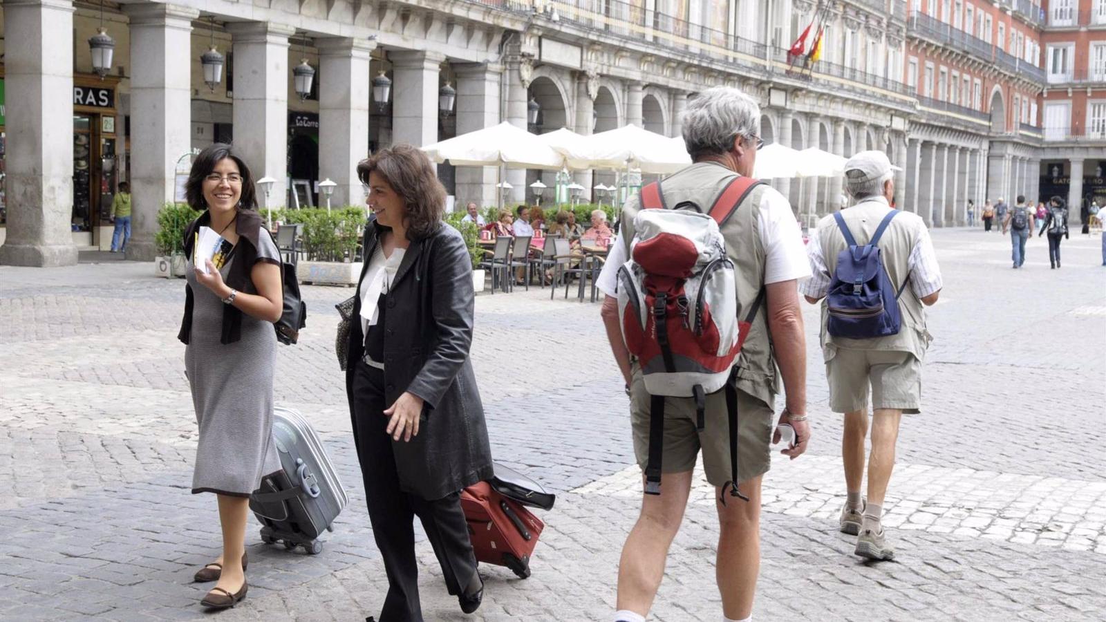 La llegada de turistas extranjeros a Madrid se duplica en enero y su gasto suma 879 millones