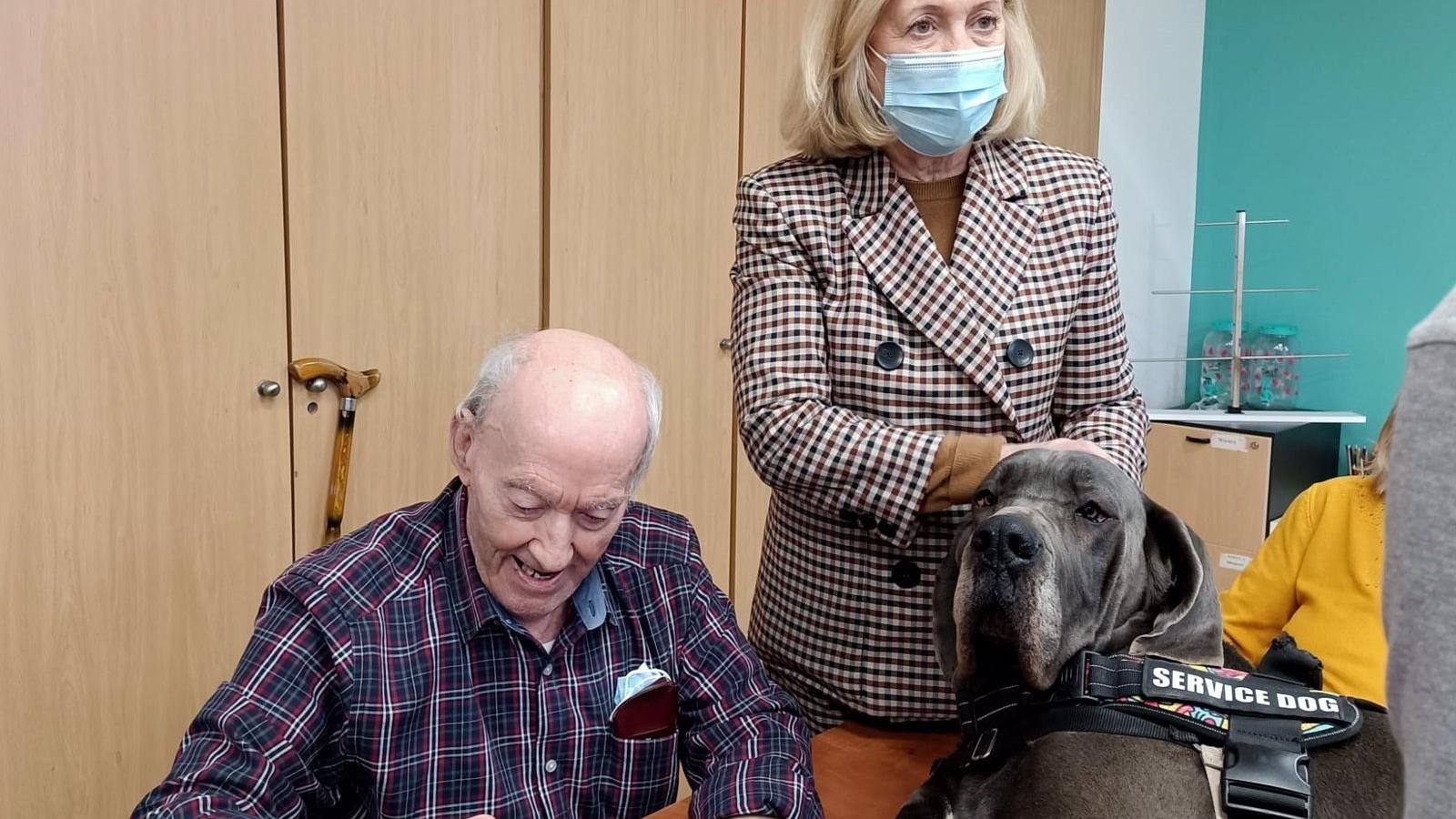 La Comunidad extenderá el plan de terapia con animales en las residencias de mayores