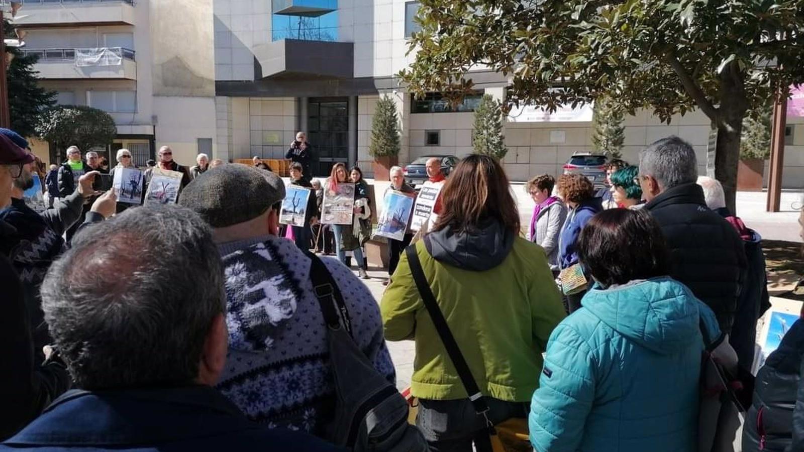 Decenas de personas se concentran frente al Ayuntamiento de Getafe contra las talas y podas "salvajes"