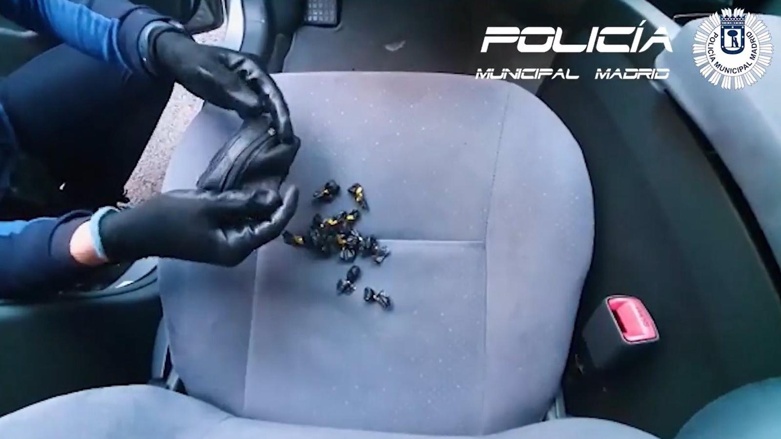 Detenido en Ciudad Lineal con 14 dosis de cocaína ocultas en un monedero unido con imán a los pedales del coche