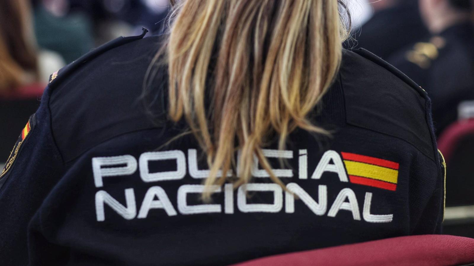 Detenidas dos activistas por derribar a una policía tras un incidente en un supermercado de Lavapiés