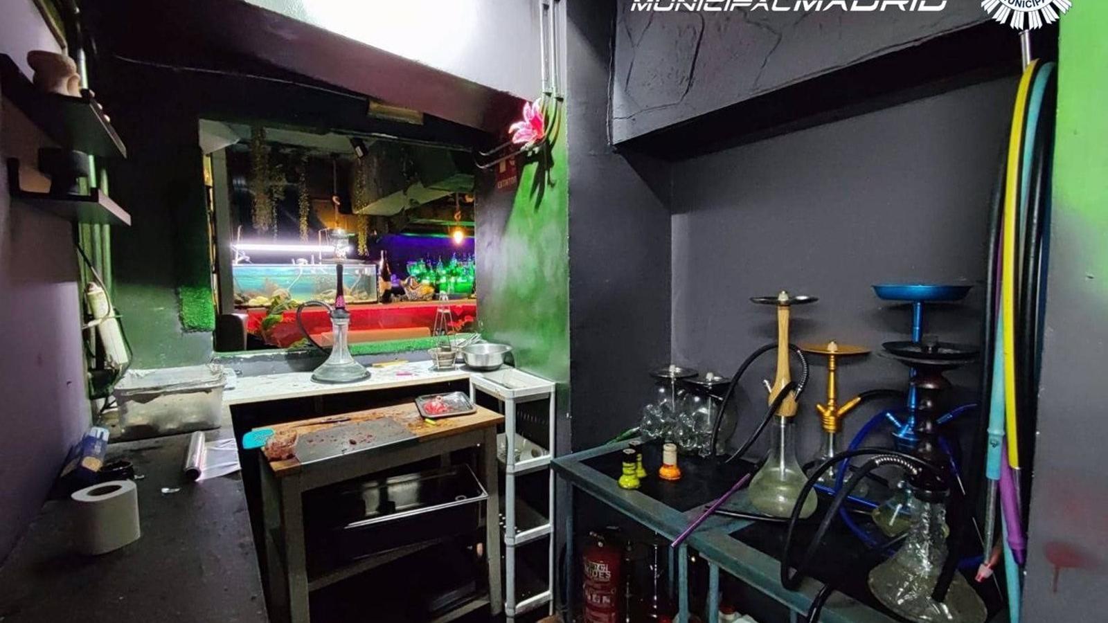 Desalojados 23 menores de un bar de Ciudad Lineal con seguridad deficiente y que les servía alcohol y cachimbas