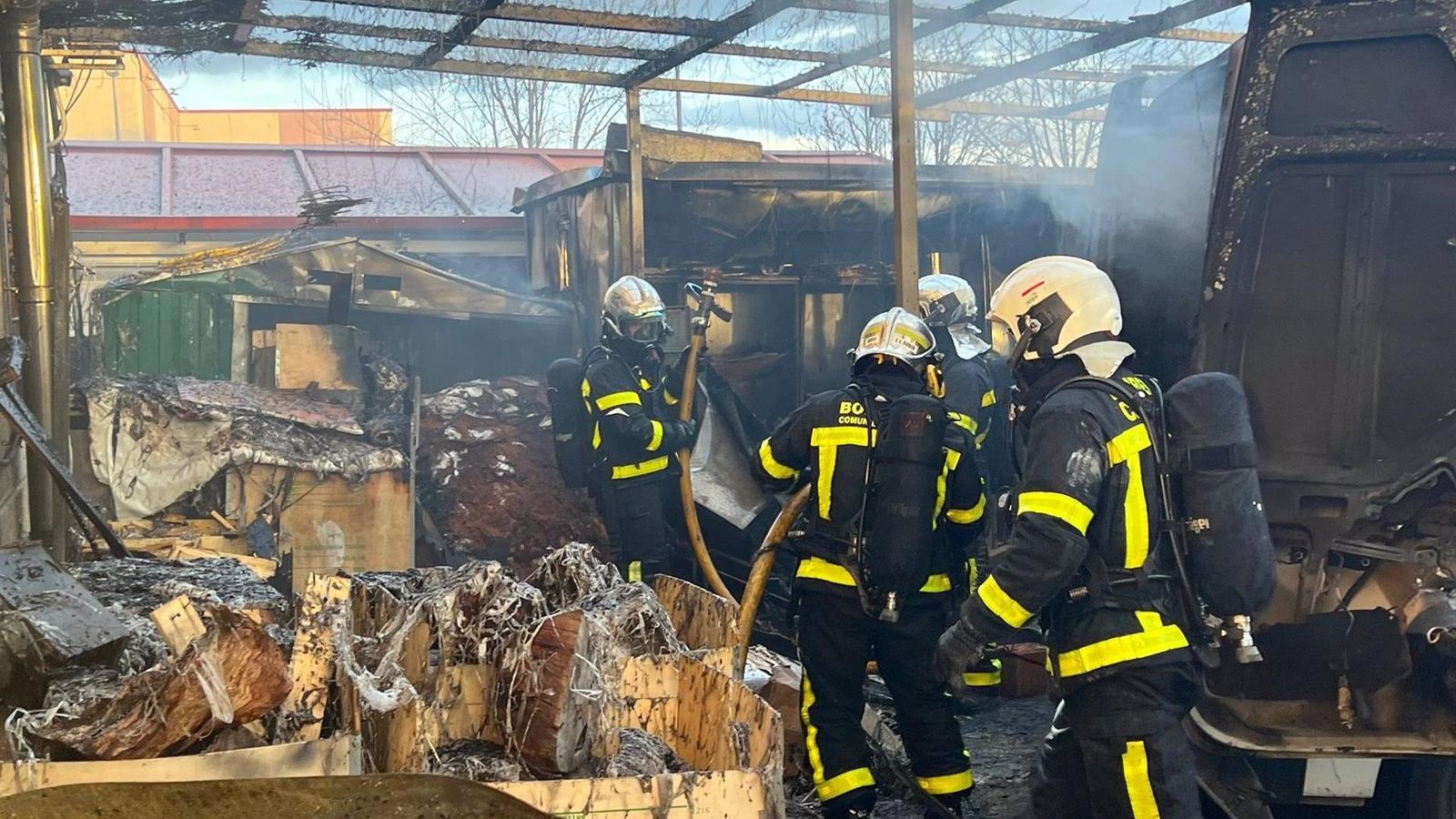 Bomberos evitan la propagación de un fuego en una caseta anexa a una nave industrial en Parla Bomberos evitan la propagación de un fuego en una caseta anexa a una nave industrial en Parla