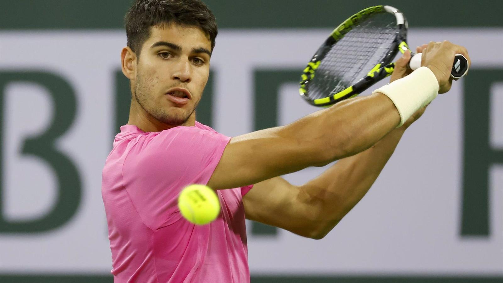 Carlos Alcaraz arrolla al australiano Thanasi Kokkinakis en su estreno en Indian Wells