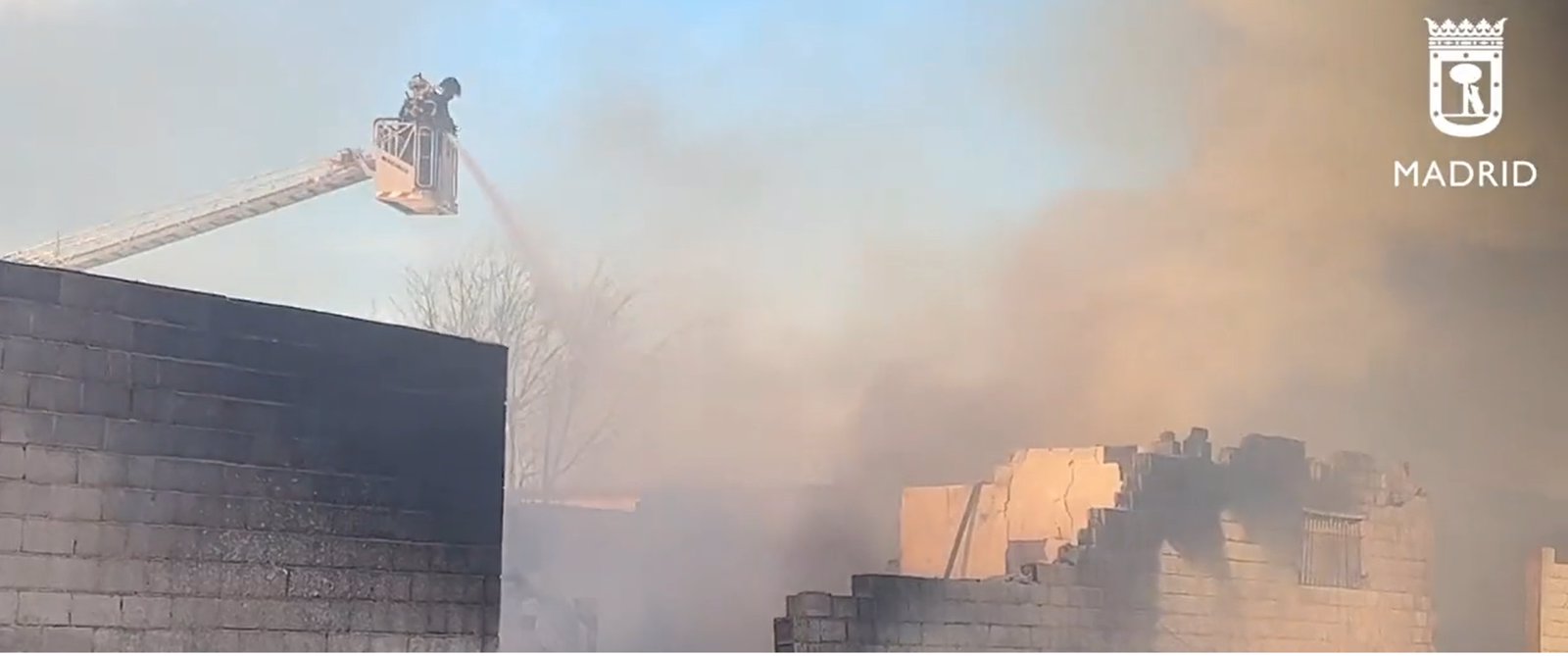 Un fuego
calcina una nave de palés de madera y embalajes en Vallecas y genera una gran columna de humo
