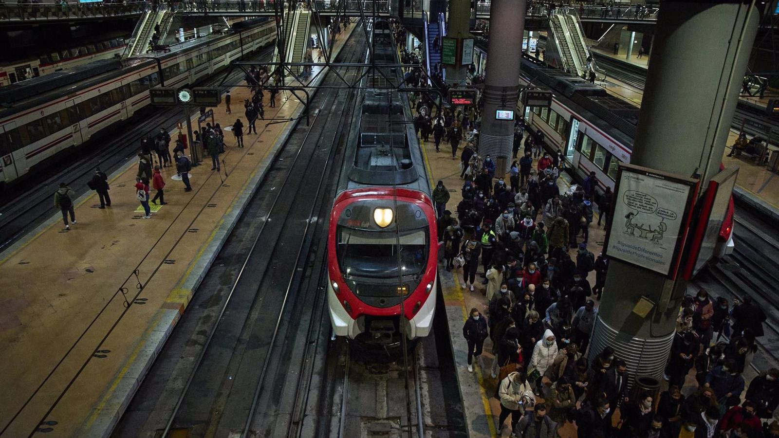 Renfe analiza la caja de registro del tren de Cercanías que chocó el lunes 