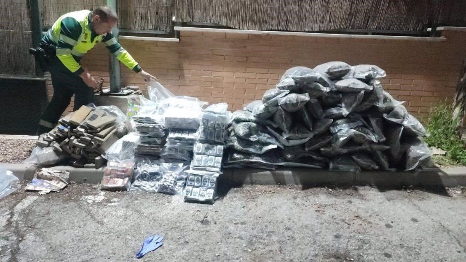 La Guardia Civil localiza 262 kilos de droga en el interior de un vehículo de transporte de caballos La Guardia Civil localiza 262 kilos de droga en el interior de un vehículo de transporte de caballos