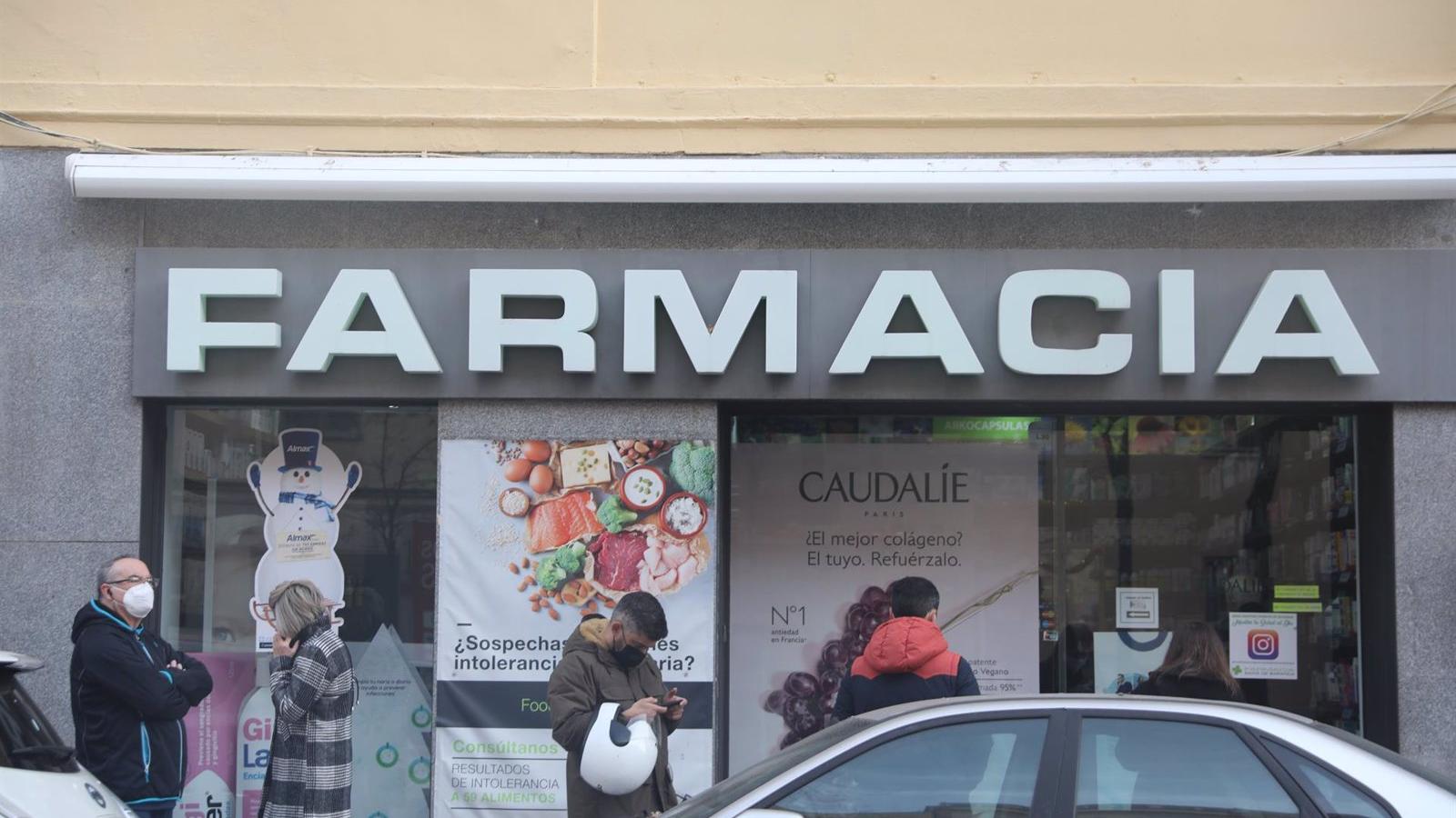 La Consejería de Sanidad lanza un piloto para que los pacientes con VIH pueden recoger su medicación en la farmacia