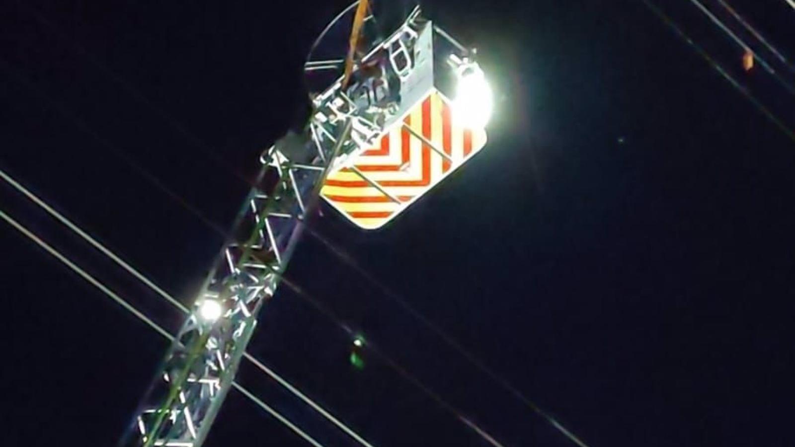 Rescatado un parapentista enganchado en cables de alta tensión a 25 metros de altura en Nuevo Baztán