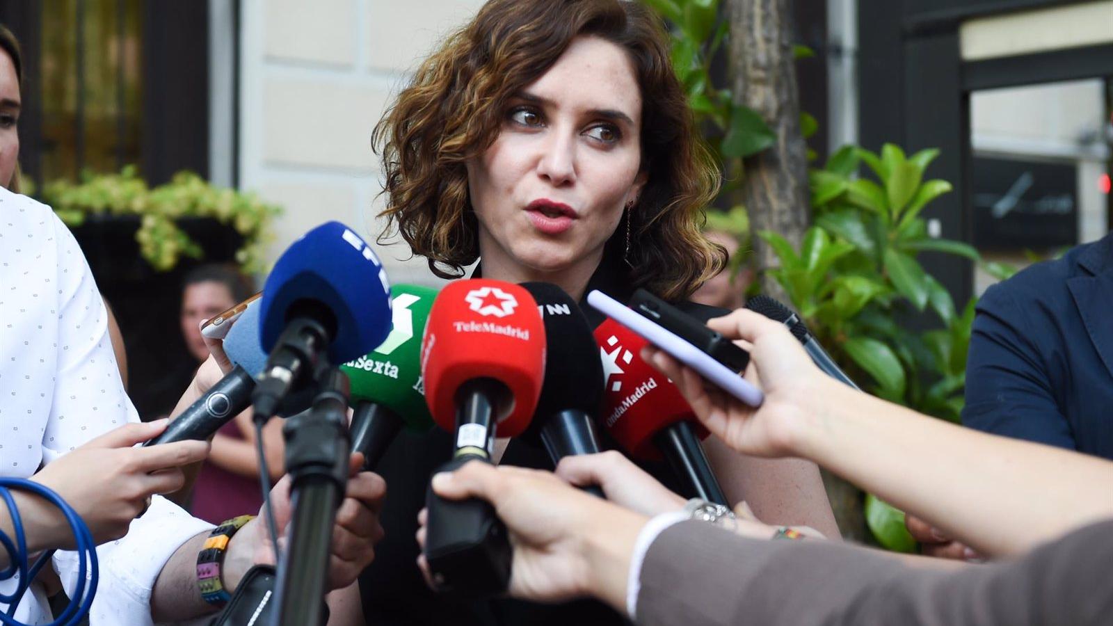 Díaz Ayuso critica que la moción de censura sirva para dar "más altavoz a la propaganda gubernamental de Sánchez" Díaz Ayuso critica que la moción de censura sirva para dar "más altavoz a la propaganda gubernamental de Sánchez"