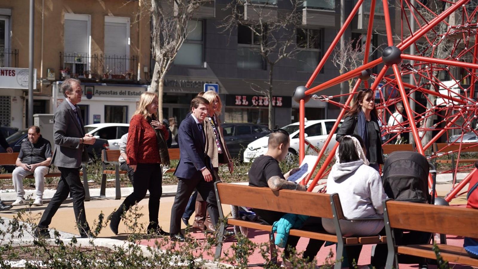 La renovada avenida del General Perón, en Tetuán, estrena carril bici, más arbolado y aceras más accesibles La renovada avenida del General Perón, en Tetuán, estrena carril bici, más arbolado y aceras más accesibles