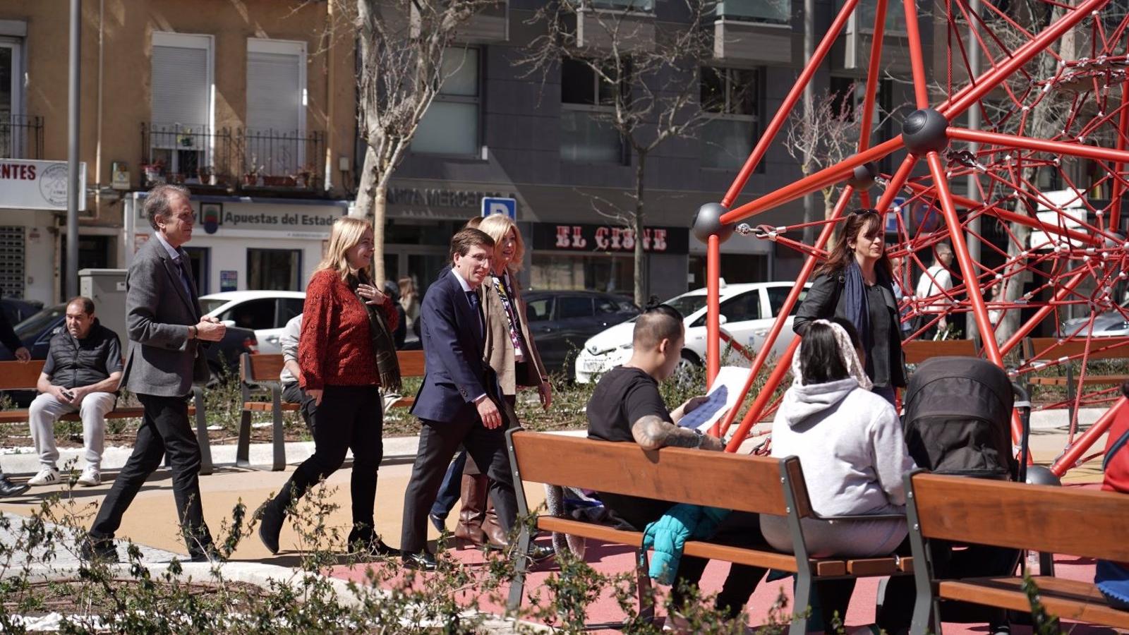 La renovada avenida del General Perón, en Tetuán, estrena carril bici, más arbolado y aceras más accesibles