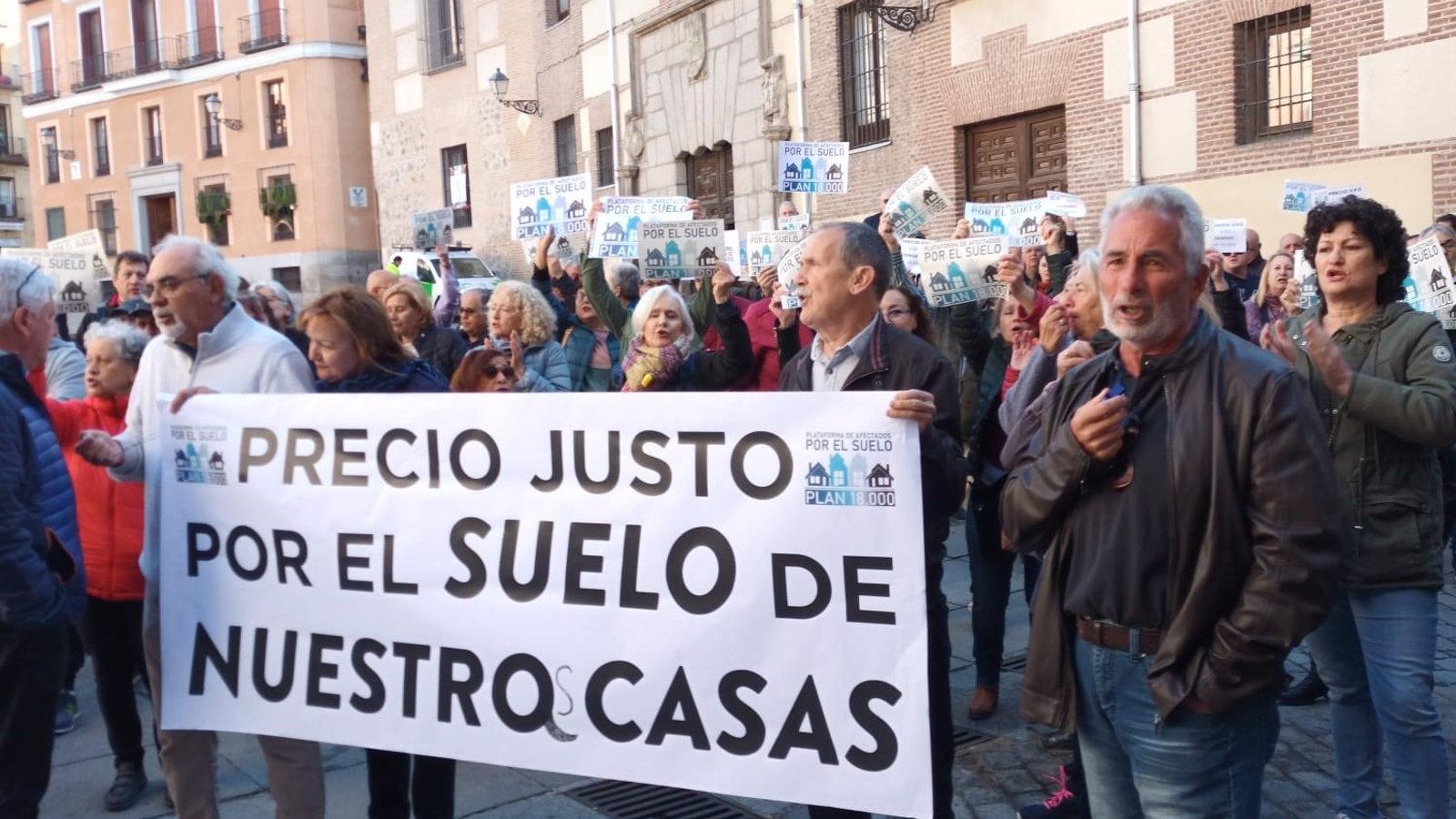 Decenas de vecinos del Plan 18.000 reclaman que el precio del suelo de sus viviendas no salga a la venta tras 30 años &quot;multiplicado por ocho&quot;